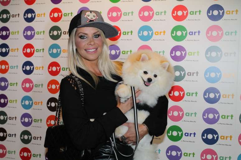 <p>Karina Bacchi e seu cachorro vão ao lançamento da linha de pet Joy Art, assinada por ela</p>