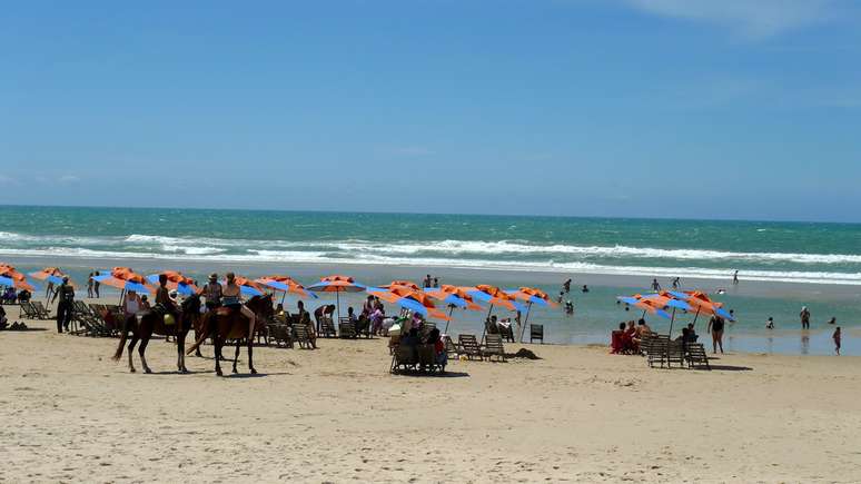 <p><strong>Praia do Futuro</strong><br />Com 8 km de extens&atilde;o, a Praia do Futuro &eacute; a mais frequentada da capital cearense. O local tem diversas barracas com cadeiras, drinques e&nbsp;petiscos locais, em particular os deliciosos caranguejos em quiosques como o famoso Crocobeach.&nbsp;No leste de Fortaleza, a praia tem atra&ccedil;&otilde;es para todas as idades, e oferece um lindo visual com dunas frente ao oceano</p>