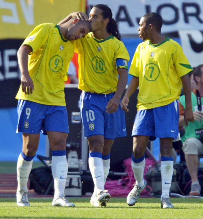 <p>Robinho (&agrave; dir.) quer voltar &agrave; Sele&ccedil;&atilde;o Brasileira para a Copa</p>