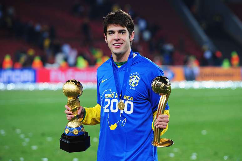 <p><strong>Kaká</strong>, que havia acabado de ser negociado com o Real Madrid, foi eleito o craque das Confederações de <strong>2009</strong>. O meia, porém, jogou lesionado o Mundial de 2010 e não se destacou</p>