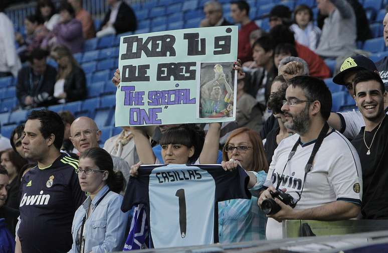 <p>Torcedora do Real Madrid exibe cartaz em apoio a Casillas em polêmica com Mourinho: "Iker, você sim que é o 'Special One'"</p>