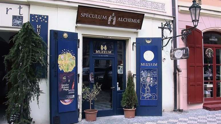 No museu Speculum Alchimiae ("Espelho da Alquimia") &eacute; exibida ao p&uacute;blico a receita original do elixir da juventude, com suas 77 ervas
