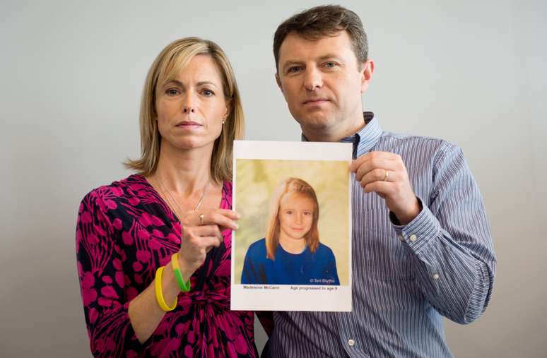 <p>Os pais de Madeleine, Kate e Gerry McCann, mostram foto de como a menina seria aos 9 anos</p>