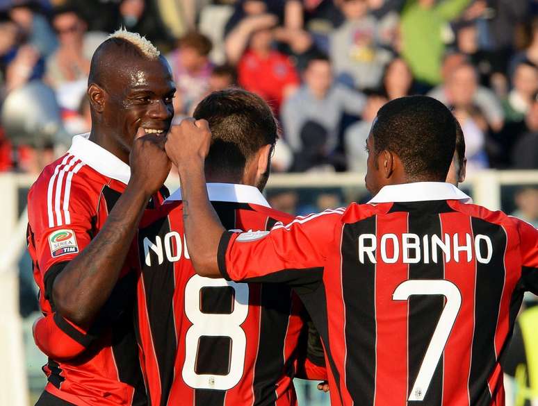 Balotelli marcou duas vezes e ajudou Milan a golear Pescara