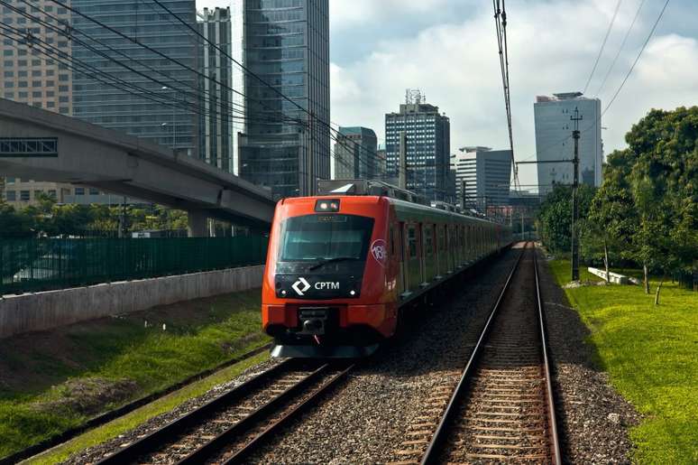 <p>Trens da CPTM passam por expansão em São Paulo e previsão de entrega é entre o fim de 2014 e o fim de 2015</p>