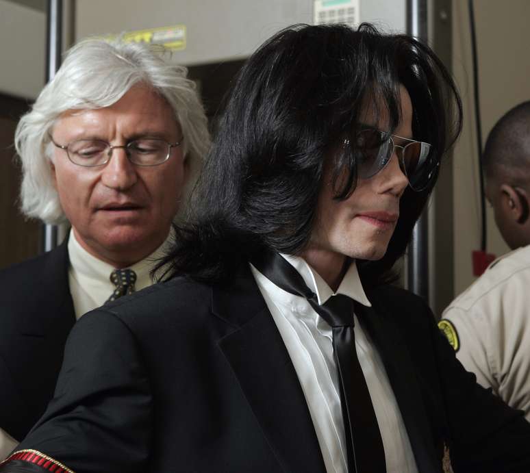 Thomas Mesereau chega a tribunal de Los Angeles ao lado do rei do pop, em julgamento em 2005