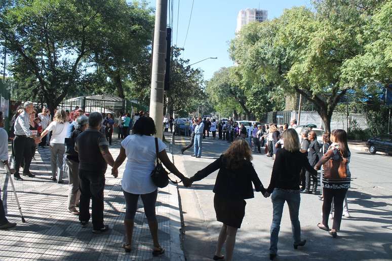 <p>Contra fechamento de creche, funcionários da Assembleia Legislativa de São Paulo fazem abraço simbólico em frente à unidade</p><div> </div>