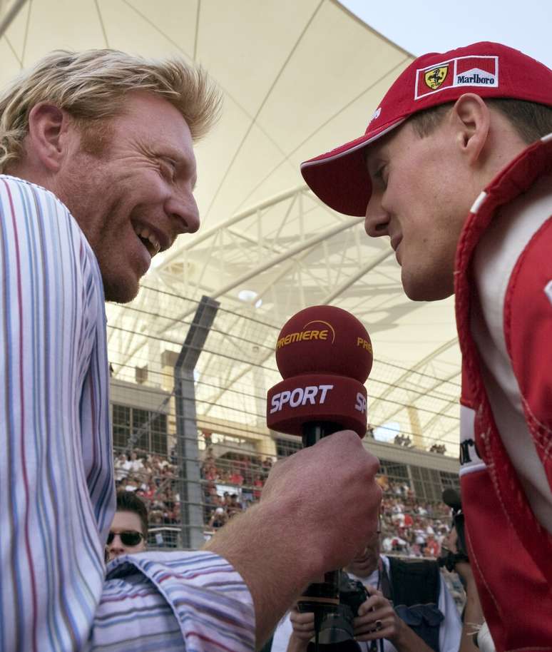 <p>Fã de Fórmula 1, Becker entrevista compatriota Michael Schumacher no GP do Bahrein de 2006</p>