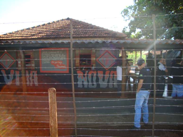 A Polícia Civil de Goiás libertou nesta quinta-feira 83 dependentes químicos que viviam em condições sub-humanas em duas clínicas de recuperação que funcionavam irregularmente 