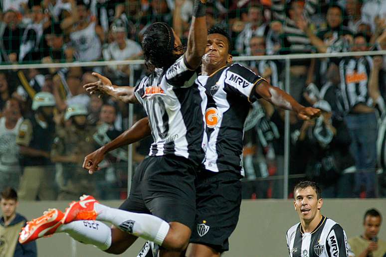 Jô e Ronaldinho comemoram gol do Atlético-MG no primeiro tempo contra o São Paulo