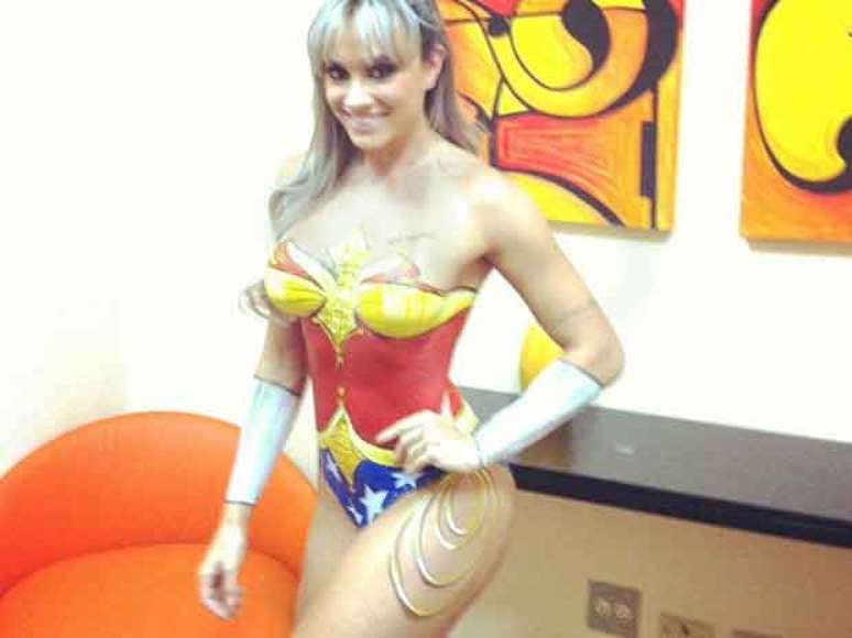 Juju Salimeni arranca elogios de internautas ap&oacute;s foto com pintura corporal