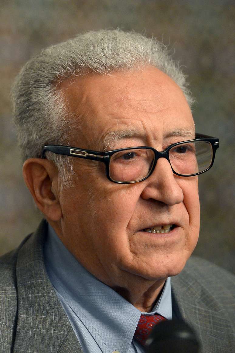 Lakhdar Brahimi aceitou continuar a ser o mediador para o conflito na Síria