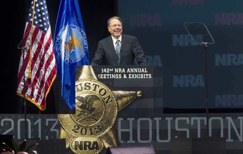O apresentador de TV conservador Glenn Beck exibe arma durante encontro da NRA em Houston em 4 de maio