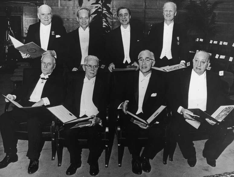 Eigen (segundo em pé, da esquerda para a direita) posa para foto com outros sete vencedores do Prêmio Nobel em 1967