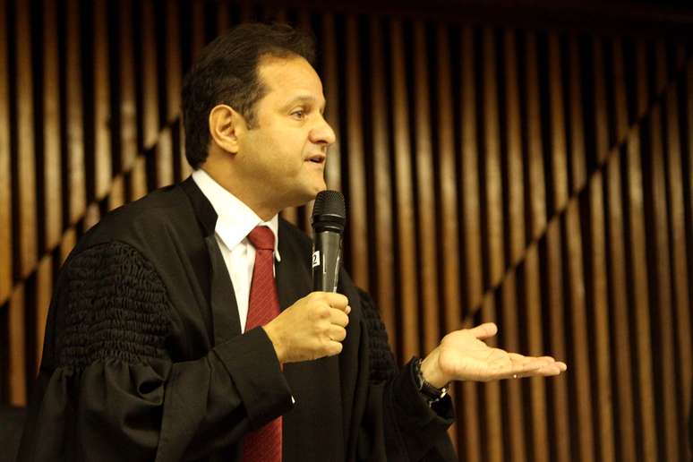 <p>O promotor Marcos Mousinho apresenta os argumentos da acusação nos debates finais</p>