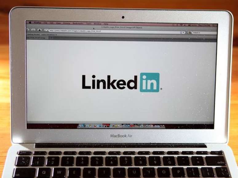 <p>Executivos do LinkedIn dizem que a decis&atilde;o de permitir menores de 18 anos no site est&aacute; relacionada com a entrada das institui&ccedil;&otilde;es de ensino na rede</p>