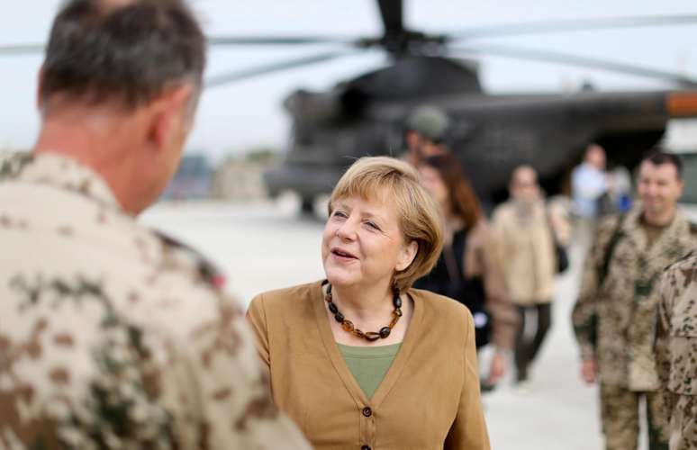 Chanceler alemã cumprimenta soldado durante visita surpresa