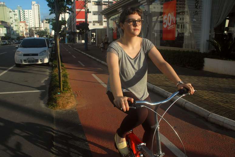 A estudante de arquitetura Charline Carelli provocou mudan&ccedil;as em projeto de lei que limitava o uso de bicicletas