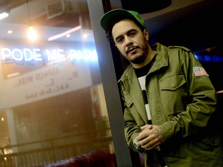 "Me separei da minha mulher depois de 13 anos de casado. Mas eu voltei depois. Falei ah é? vou fazer um disco!. Aí fiz uma porrada de música que não entrou no disco. Lógico, porque ninguém merece ouvir isso", explicou o músico sobre o nascimento do álbum