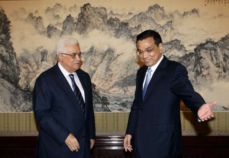 O premiê chinês, Li Keqiang (dir.), recebeu o presidente palestino, Maumou Abbas, em Pequim no dia 6 de maio