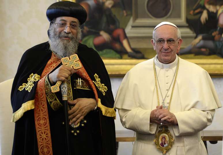 Francisco e Teodoro II posam para foto durante encontro no Vaticano