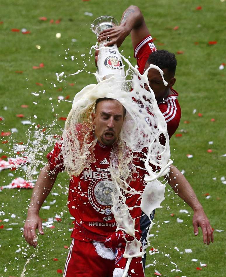 <p>Depois de levantar o troféu, time do Bayern fez festa com cerveja; francês Ribery levou um banho do volante brasileiro Luiz Gustavo</p>
