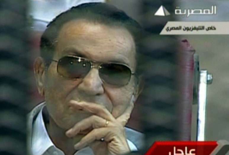Ex-presidente egípcio chegou ao julgamento de cadeira de rodas, roupa branca e óculos escuros
