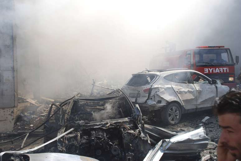 Fumaça sobe após  explosão de carros-bomba na fronteira da Turquia com a Síria