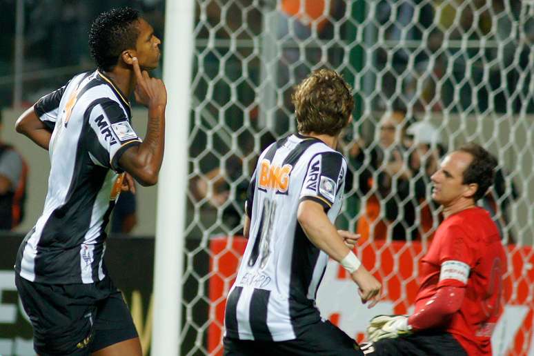 Com show de Jô, o Atlético-MG goleou o São Paulo por 4 a 1 e se classificou às quartas de final da Copa Libertadores