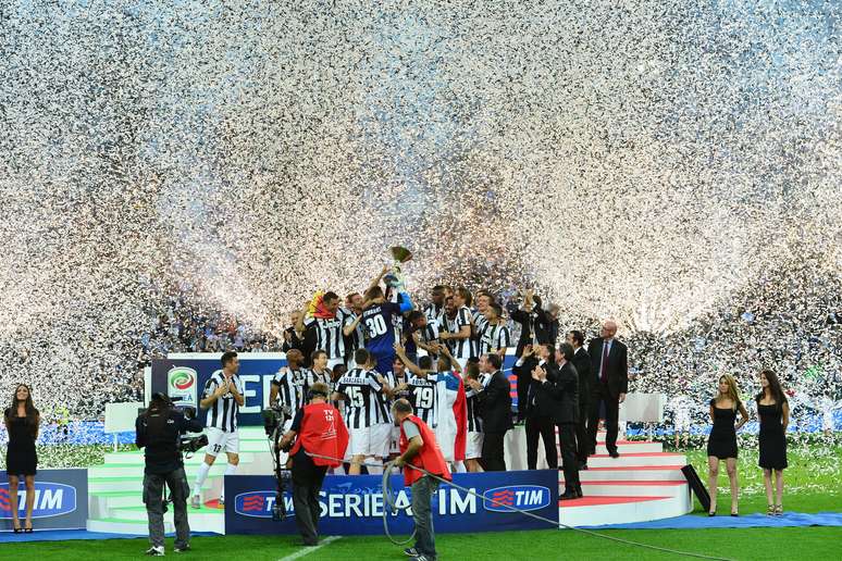 <p>A Juventus já tinha garantido o título com antecipação, mas a festa com o troféu só aconteceu neste sábado. Após o empate por 1 a 1 com o Cagliari, a equipe de Turim fez sua comemoração junto com a torcida</p>