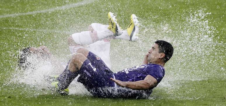 O final do jogo foi marcado por um temporal, que encharcou o campo