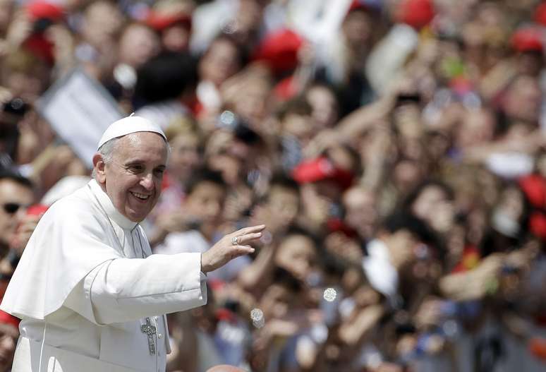 <p>Multidão cerca o papa Francisco na Praça São Pedro </p>