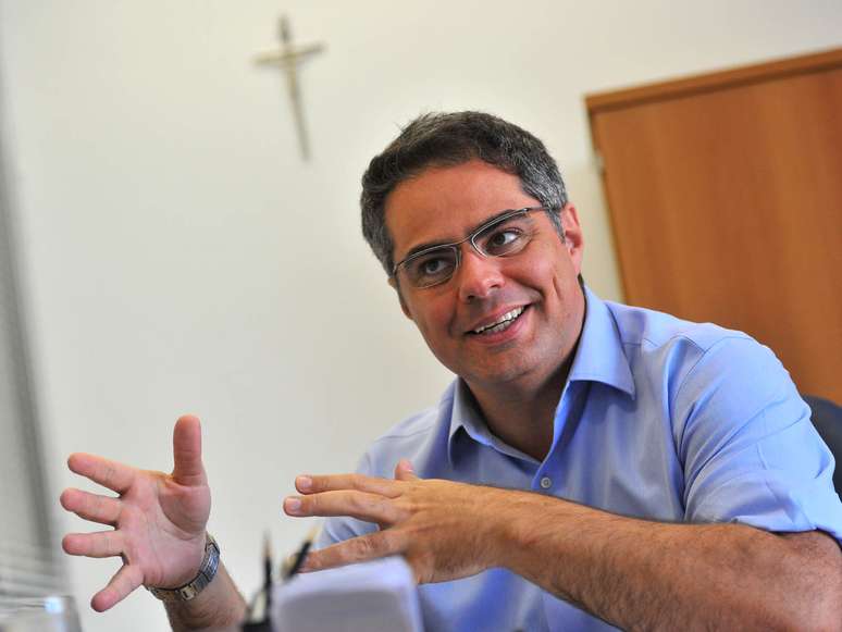 Bem-humorado, Leonardo Macial diz que trabalha com uma 'foto do Papa e um calmante na gaveta'