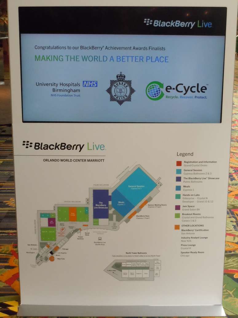 <p> Mapas estão instalados ao longo de duas das quatro torres do Orlando World Center Marriott para guiar os participantes do BlackBerry Live 2013</p>