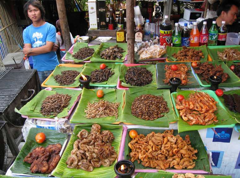 Imagem de fevereiro de 2008 cedida pela FAO mostra insetos à venda em Mercado de Chiang Mai, na Tailândia