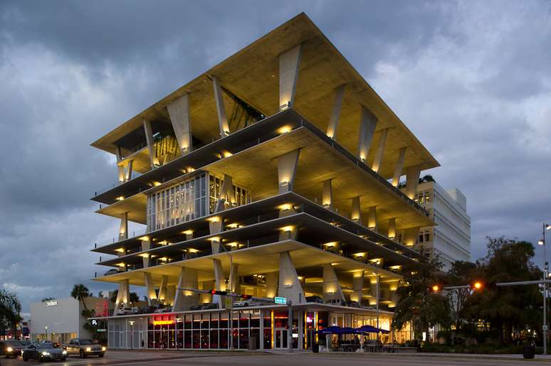 Grandes marcas, ótimos restaurantes, tudo em uma mesma rua. Esta é a Lincoln Road, um verdadeiro shopping a céu aberto em plena Miami. Um dos destaques é a Lincoln Road Garage, que fica no número 1111. Em seu topo funciona o Juvia, um sofisticado restaurante...