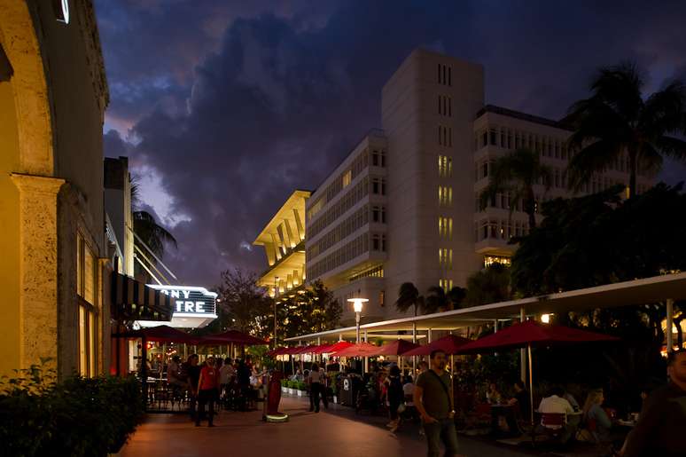 A Lincoln Road é famosa por reunir em um mesmo espaço lojas badaladas e restaurantes de dar água na boca