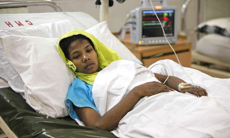 Reshma Begum conversa com jornalistas em hospital em Savar, nas proximidades de Daca, nesta segunda-feira