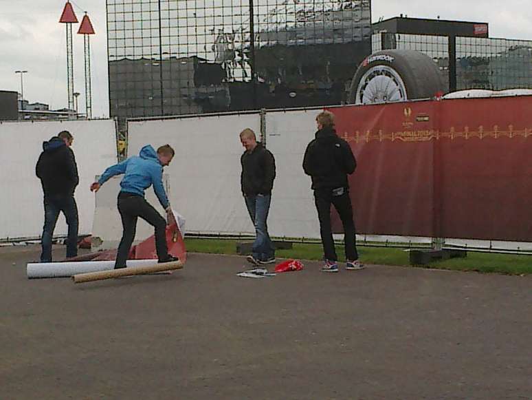 Voluntários ainda trabalham para montar a estrutura da Uefa ao redor da Amsterdam Arena