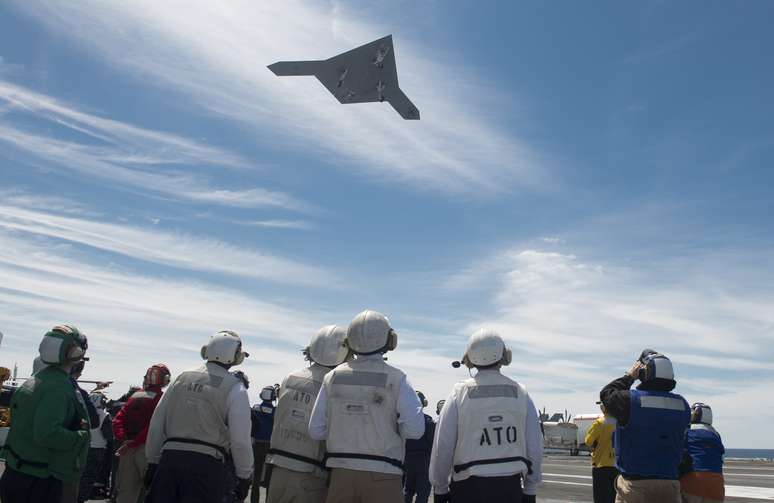 Imagens divulgadas pela Marinha dos Estados Unidos mostram um drone (avião não tripulado) sobrevoando o porta-aviões USS George H.W. Bush durante um exercício no Oceano Atlântico