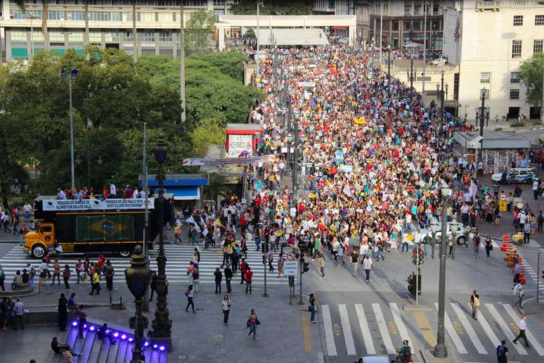 Professores da rede municipal ocuparam o Viaduto do Chá, no centro da cidade