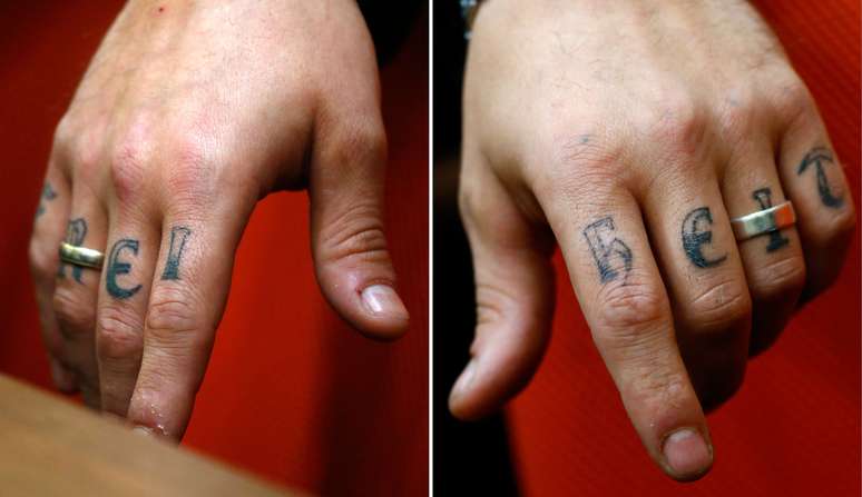  Combinação de fotos mostra tatuagens que compõe a palavra Freiheit (liberdade em alemão) nas mãos do réu Andre E. 