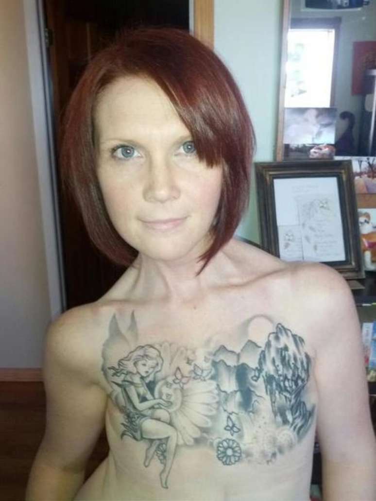 Canadense retirou as duas mamas e, apesar de confessar ser "devastador" o processo, decidiu conviver com a transformação do corpo e fez uma tatuagem para cobrir as cicatrizes