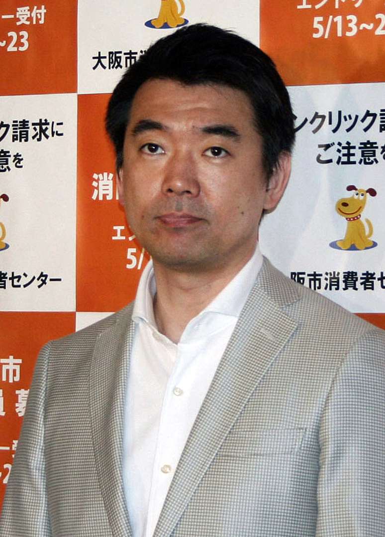 Toru Hashimoto fala com repórteres em Osaka na segunda-feira