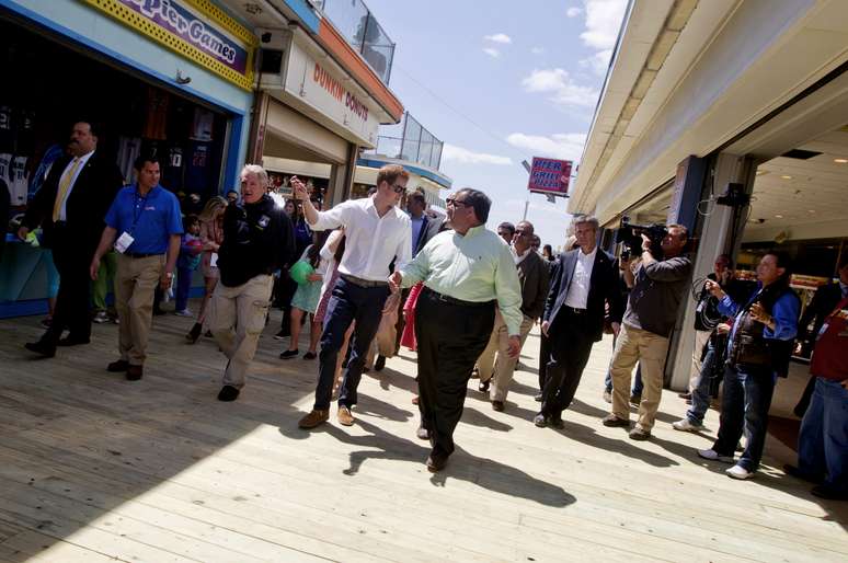 Harry caminha junto do governador de New Jersey, Chris Christie, em uma área atingida pelo Sandy em Ocean County