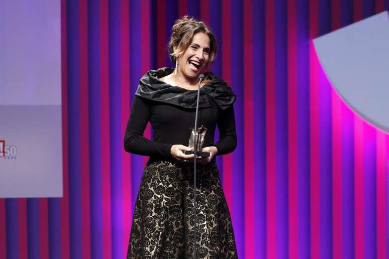 Totia Meirelles recebendo o trof&eacute;u de Melhor Atriz Coadjuvante