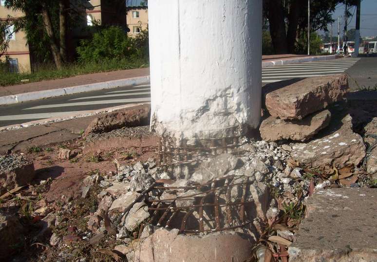 <p>Apesar de danificado, Eletropaulo afirma que poste na zona sul de São Paulo não apresenta risco de cair</p>