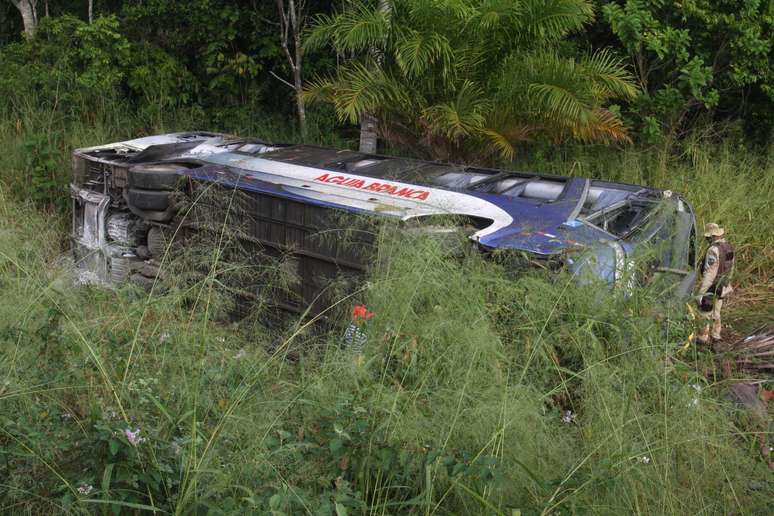 <p>O ônibus saiu da pista e capotou na BR-101, no sul da Bahia</p>