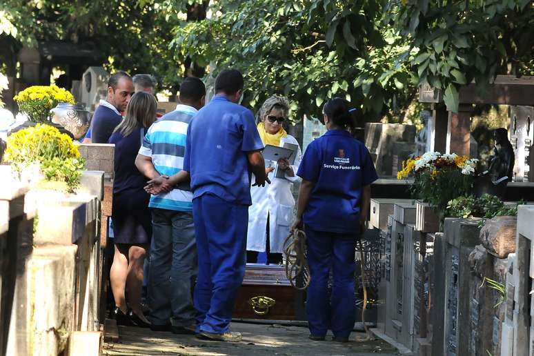 Após exumação há dois meses, restos mortais de Marcos Matsunaga foram sepultados nesta quarta-feira no Cemitério São Paulo, na capital paulista