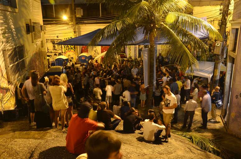 <p>A Pedra do Sal, no Largo de São Francisco da Prainha, oferece animada roda de samba</p>